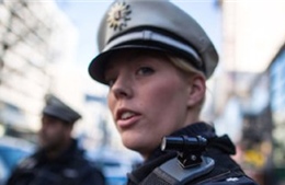 Cảnh sát Đức gắn camera trên vai